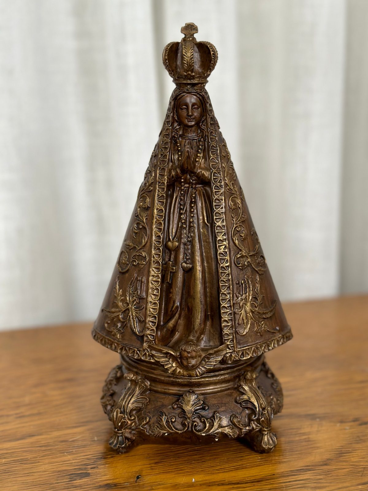 Imagem sacra pintada com técnica de imitação de madeira clara